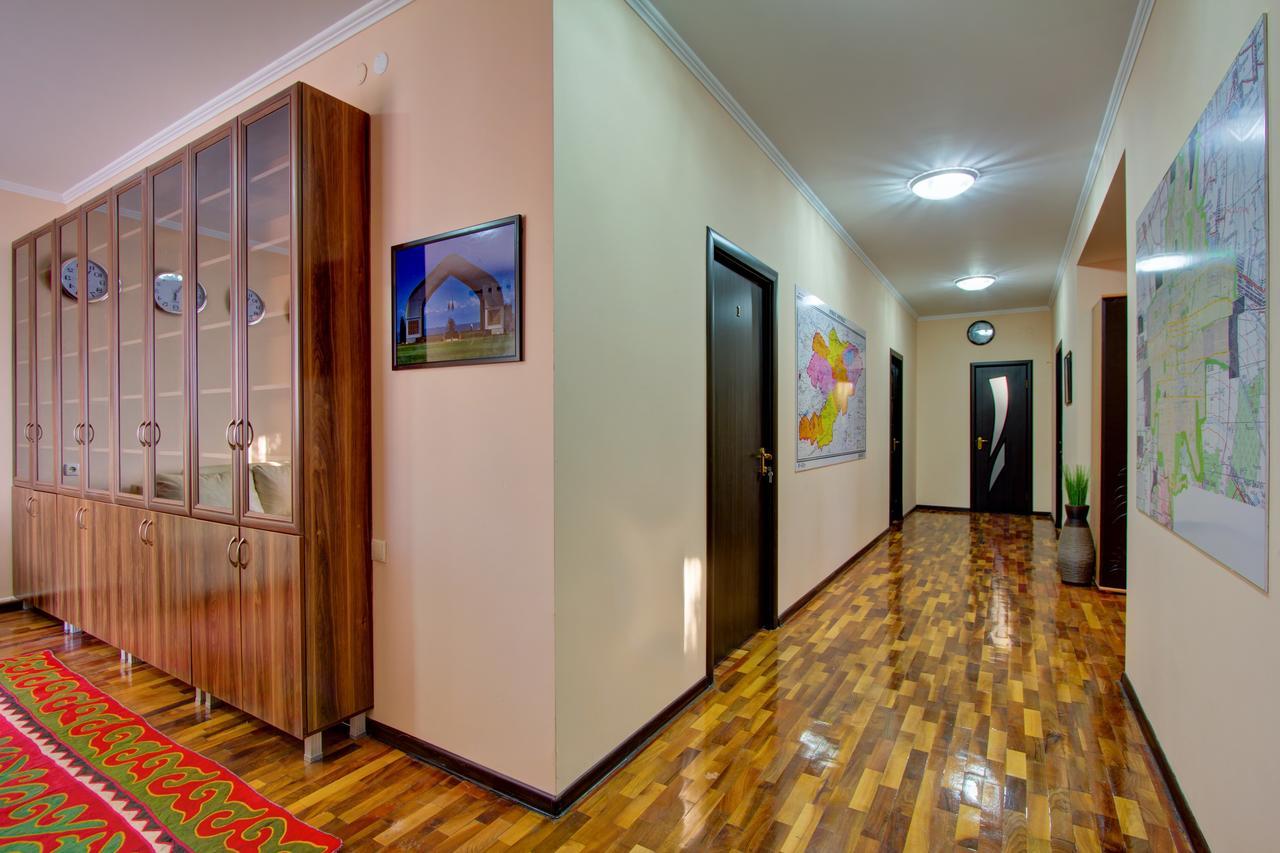 Centre Hostel ビシュケク エクステリア 写真