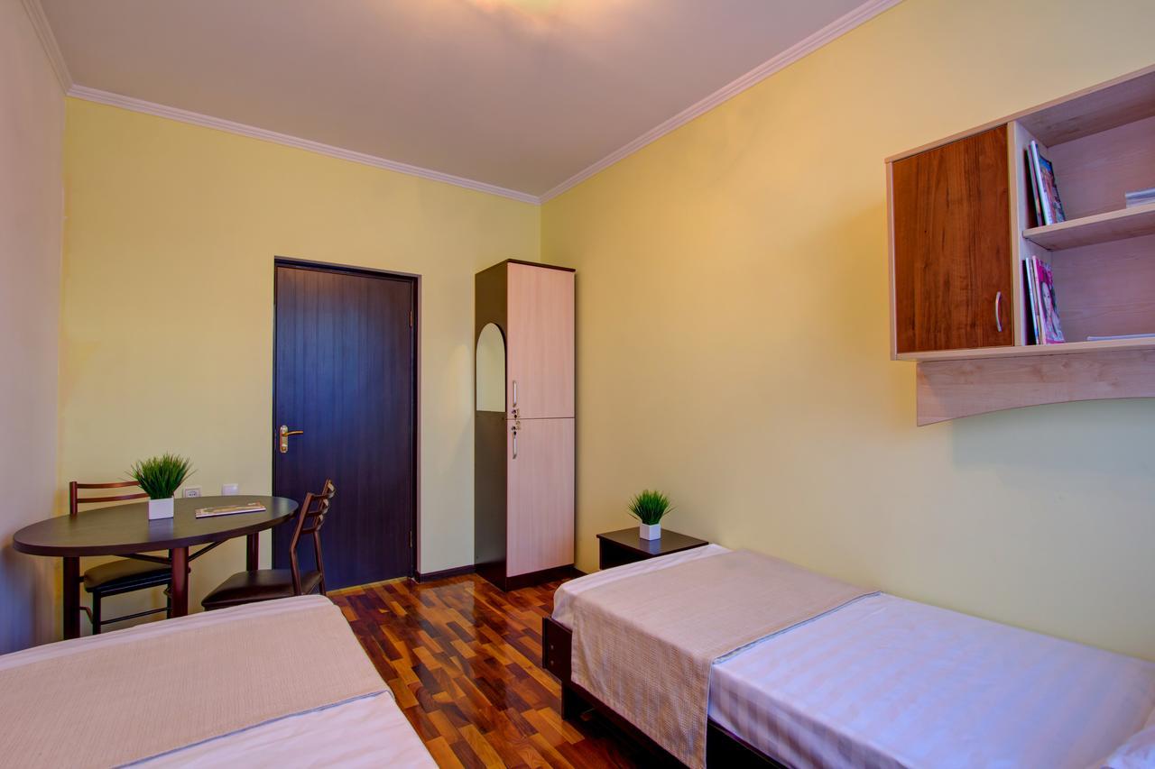 Centre Hostel ビシュケク エクステリア 写真