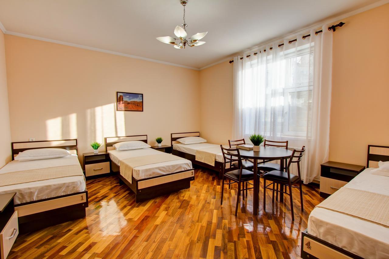 Centre Hostel ビシュケク エクステリア 写真